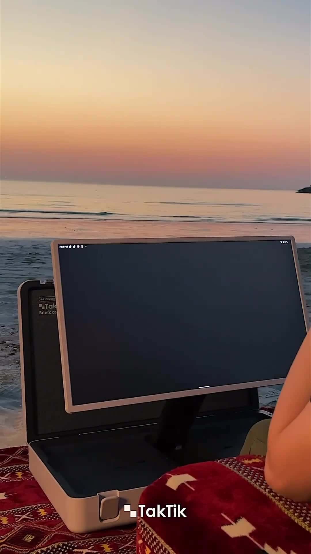 شاشة متنقلة بتصميم حقيبة محمولة ببطارية تكتك 27 بوصة 6800 مللي أمبير Taktik Briefcase Smart Screen