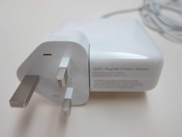 محول طاقة أصلي MagSafe 60 واط من  Apple – 3-Pin