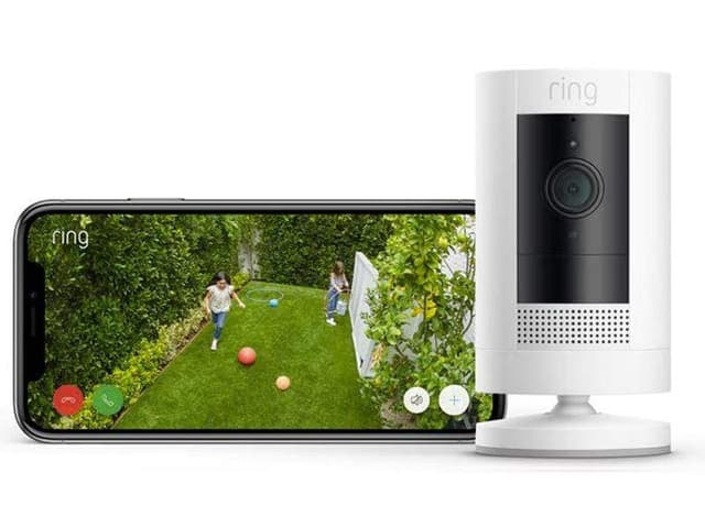 كاميرا Ring Stick Up Cam Battery لمراقبة داخل وخارج المنزل - أبيض