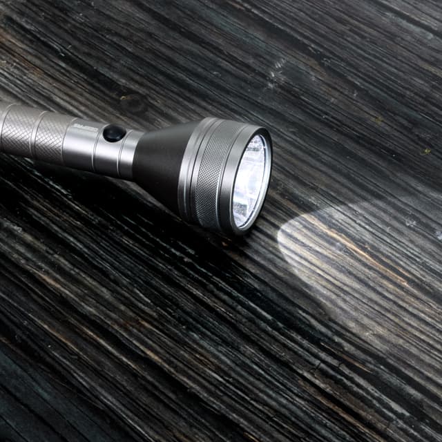 كشاف يدوي بسعة 1800 ميللي أمبير LED Flashlight -Geepas