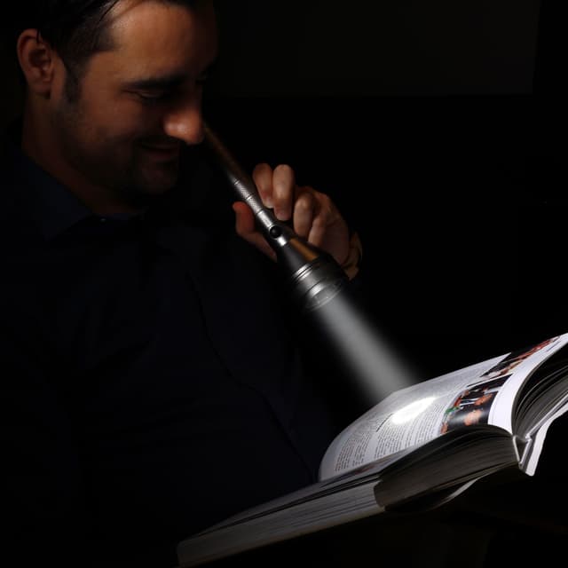 كشاف يدوي بسعة 1800 ميللي أمبير LED Flashlight -Geepas