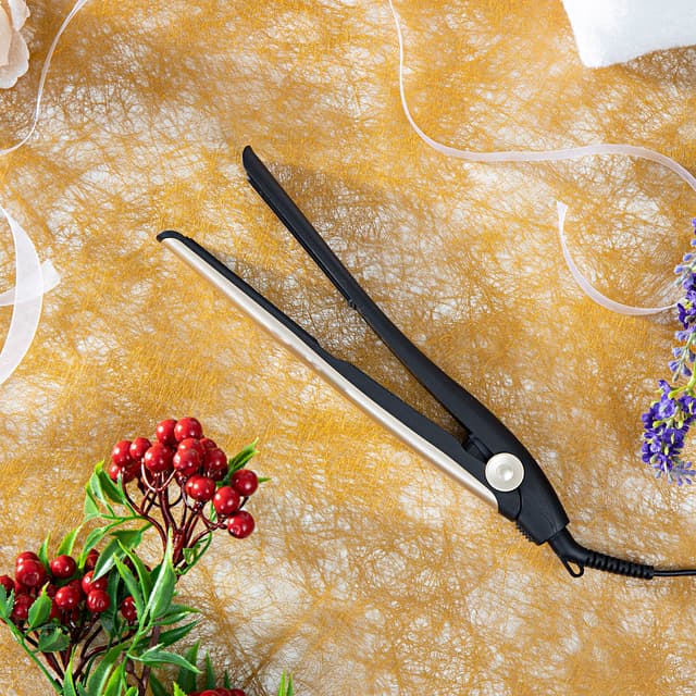 مكواة فرد الشعر بدرجة حرارة قصوى 200 درجة مئوية Geepas  Hair Straightener