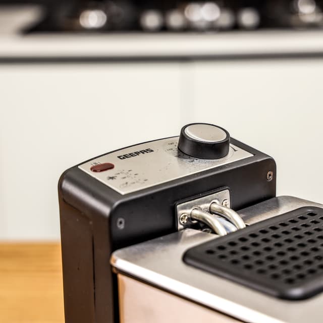 Geepas Compact 2180W Powerful 3L Deep Fryer with Overheat Protection & Chrome Plated Basket GDF36015