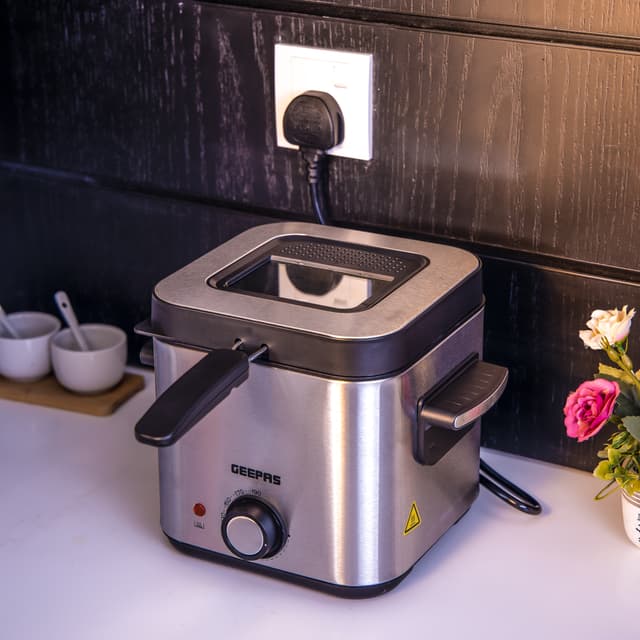 قلاية زيت كهربائية 1.5 لتر غير قابلة للإلتصاق جيباس Geepas Compact Powerful Non-stick Coating
