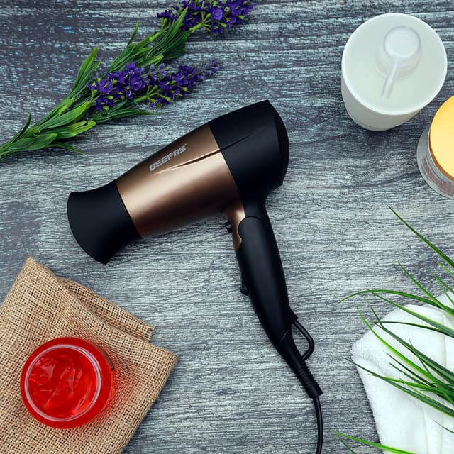 استشوار شعر صغير 1600 واط مع مقبض قابل للطي مع إعدادين للحرارة والسرعة جيباس Geepas Speed & 2 Temperature Foldable Handle 1600W Mini Hair Dryer