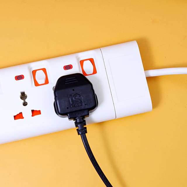 محول كهرباء Geepas 3 Way Extension Socket with 2 USB Port