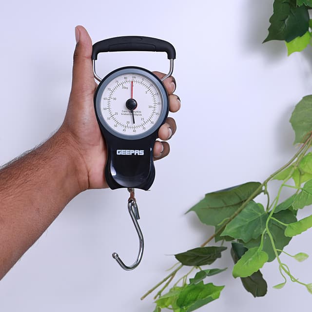 ميزان شنط السفر بقدرة تحمل 38 كجم مع مؤشر مزدوج وشريط 1 متر جيباس Geepas 1M Tape Double Pointer 38 kg Portable Scale