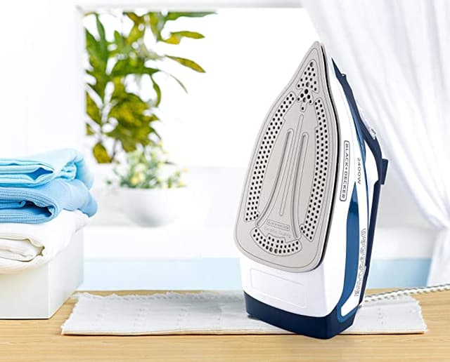 مكواة كهربائية بالبخار 2400 واط Black+Decker  Steam Iron With Ceramic Soleplate Auto Shut-Off