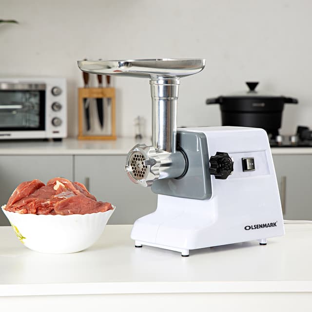 Olsenmark Meat Grinder, 800W- 3 Mincing Plates - Powerful Motor - Stainless Steel Blades - Rubber