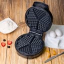 جهاز صنع الوافل باستطاعة 1000 وات Geepas Heart Waffle Maker
