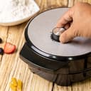 جهاز صنع الوافل باستطاعة 1000 وات Geepas Heart Waffle Maker