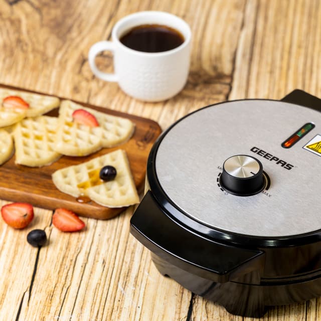 جهاز صنع الوافل باستطاعة 1000 وات Geepas Heart Waffle Maker