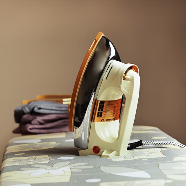 مكواة جافة Automatic Dry Iron Non-Stick Golden Teflon Plate - Olsenmark