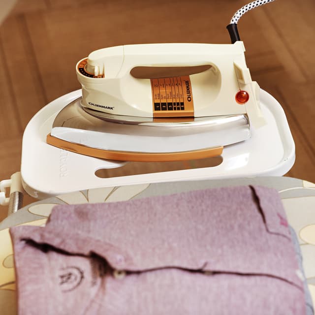 مكواة جافة Automatic Dry Iron Non-Stick Golden Teflon Plate - Olsenmark
