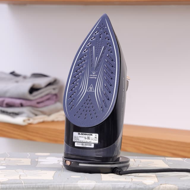 مكواة بخار 2200W لون أسود Corded And Cordless Steam Iron Dry, Steam, Spray - Olsenmark