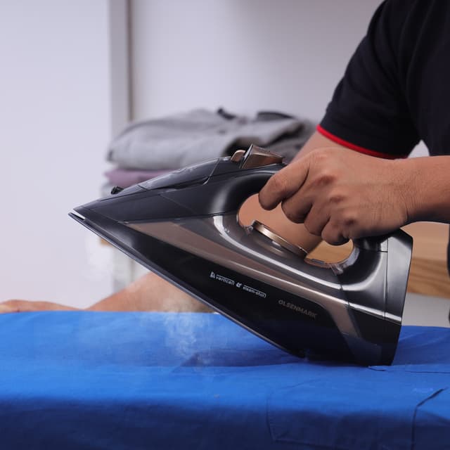 مكواة بخار 2200W لون أسود Corded And Cordless Steam Iron Dry, Steam, Spray - Olsenmark