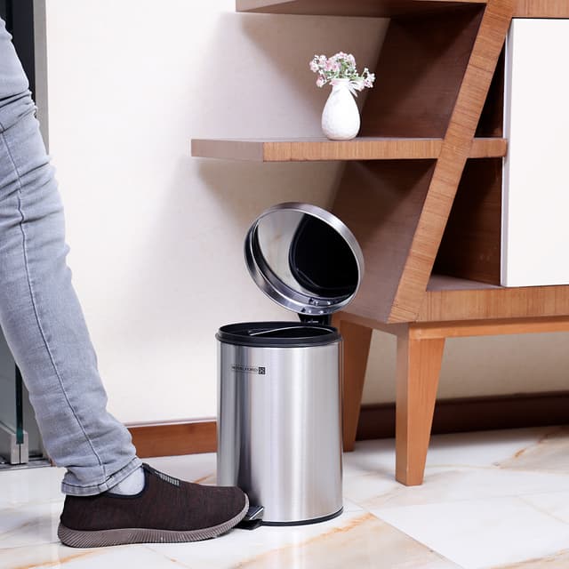 سلة مهملات ستانلس ستيل مع دواسة رويال فورد Royalford Stainless Steel Pedal Bin, 7L