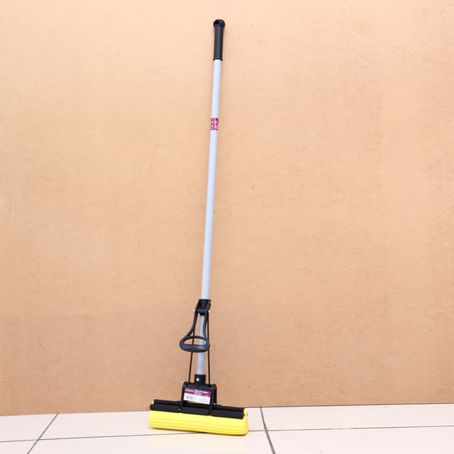 ممسحة أرضية بلون أسود واصفر من رويال فورد Royalford Sponge Roller Mop