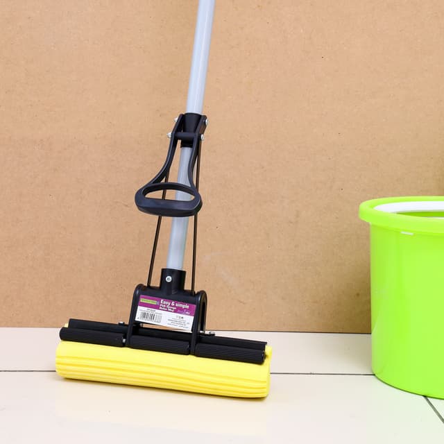 ممسحة أرضية بلون أسود واصفر من رويال فورد Royalford Sponge Roller Mop