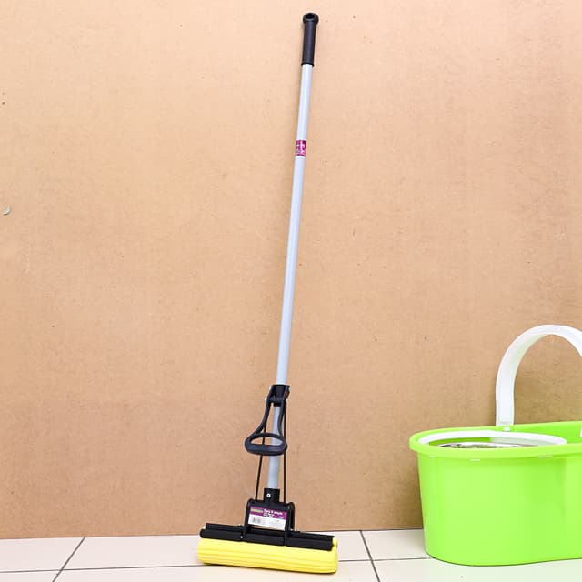 ممسحة أرضية بلون أسود واصفر من رويال فورد Royalford Sponge Roller Mop