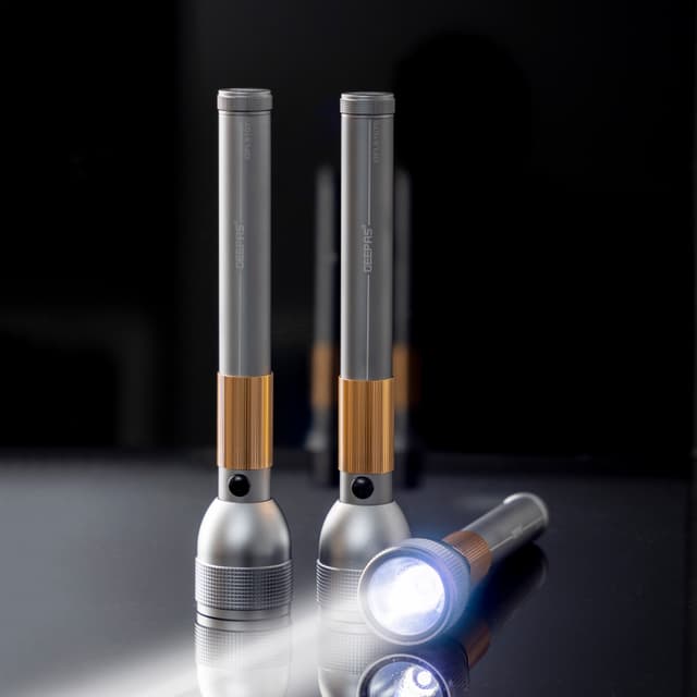 حزمة كشاف محمول قابل لإعادة الشحن مضاد للمياه Rechargeable Waterproof LED Flashlight - Geepas