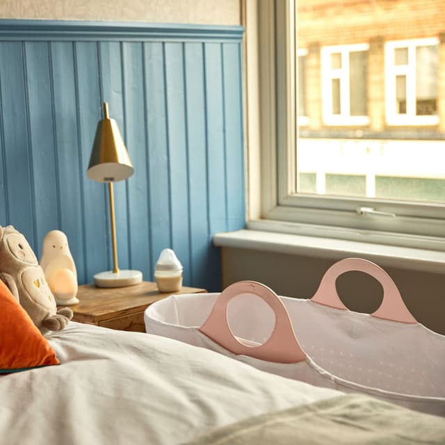 سرير نوم هزاز للأطفال وردي Sleepee Basket & Stand - Tommee Tippee