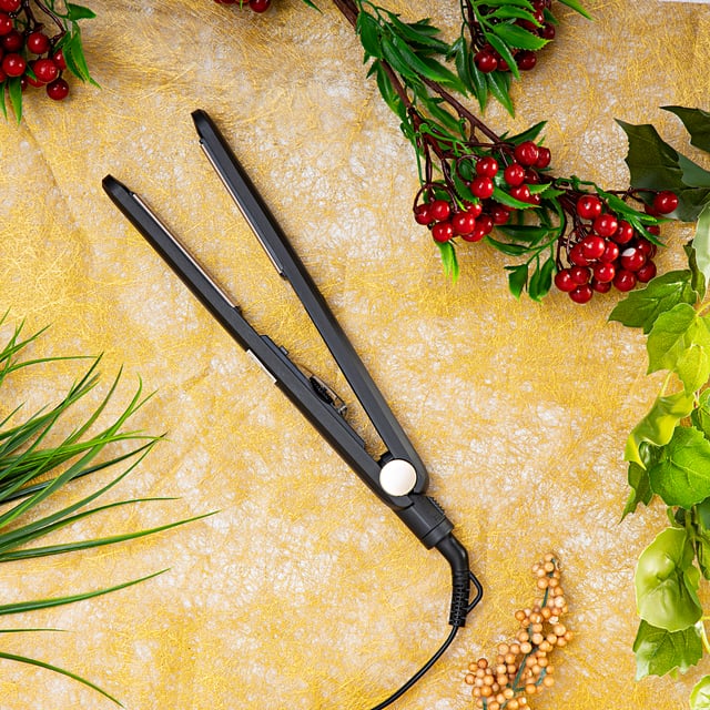 Geepas 45W Ceramic Hair Straighteners GHS86015