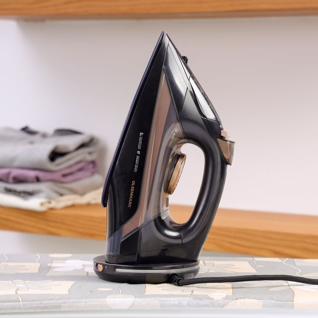 مكواة بخار 2200W لون أسود Corded And Cordless Steam Iron Dry, Steam, Spray - Olsenmark